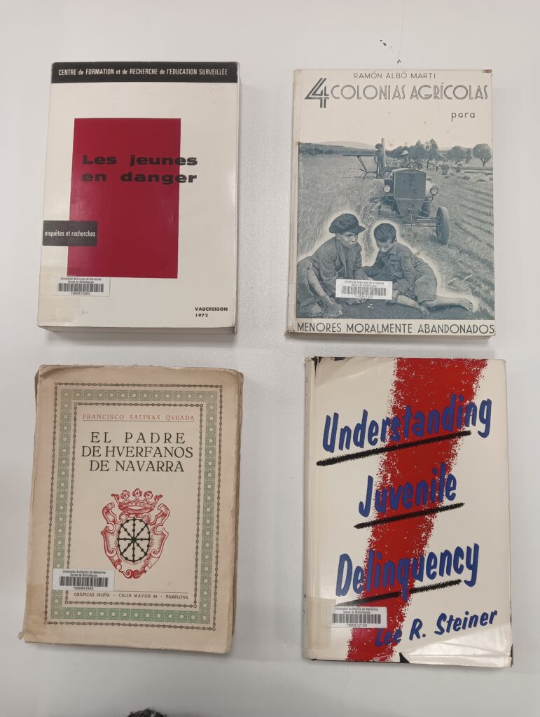 Portada de quatre llibres que hi son al fons de la Biblioteca de Ciències Socials