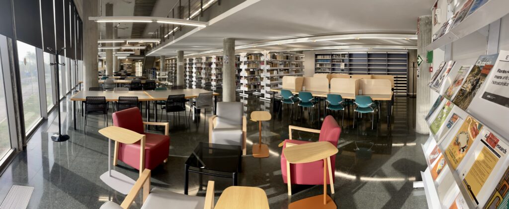 Sala amb sofas, cadires i tauletes a la Biblioteca Universitària de Sabadell