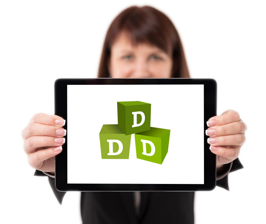 Dona amb una tablet que porta el logo del DDD