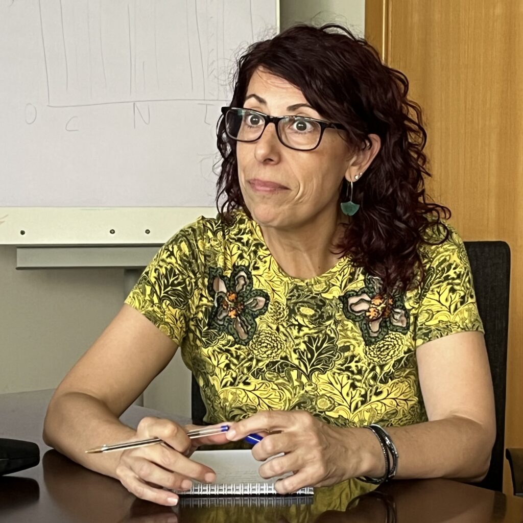 Anabel Sánchez, responsable d'impacte de la recerca del CREAF, a la reunió amb l’equip del Servei de Biblioteques UAB / Marta Civil i Serra (SdB UAB).