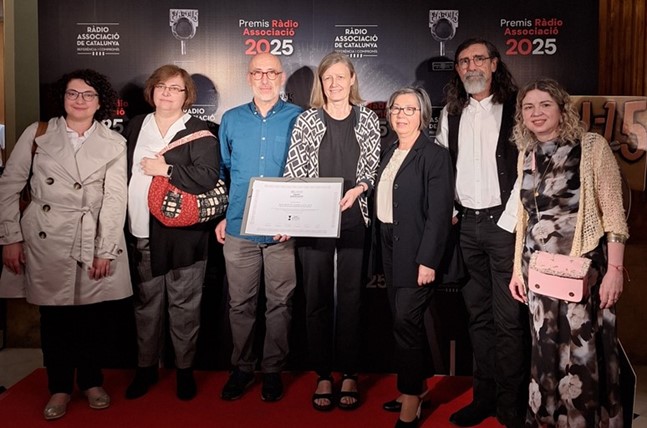 epresentació de la UAB, a l’acte de lliurament de la menció d’honor a l’Arxiu Sonor de la Ràdio a Catalunya, en el marc dels Premis Ràdio  D’esquerra a dreta: Anna Bosch, Patrícia Lázaro, Tomàs Fabregat, Marta Rial, Teresa Santos, Cinto Niqui i Sílvia Benítez