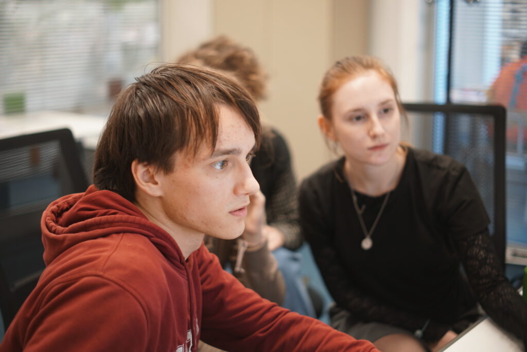 Estudiants participants, a la Biblioteca de Comunicació i Hemeroteca General (UAB) 
