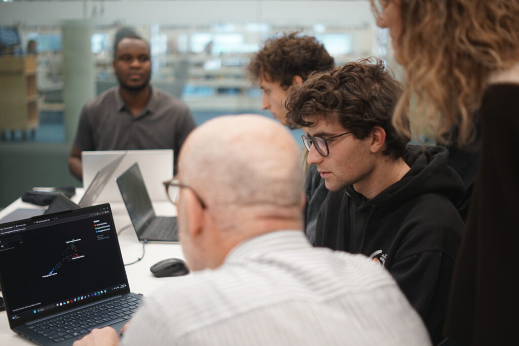 Membres de la Biblioteca de Comunicació i Hemeroteca General (UAB) amb alumnes participants 