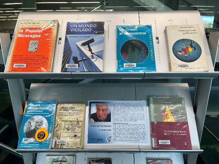 Detall de l’exposició bibliogràfica dedicada a Armand Mattelart
