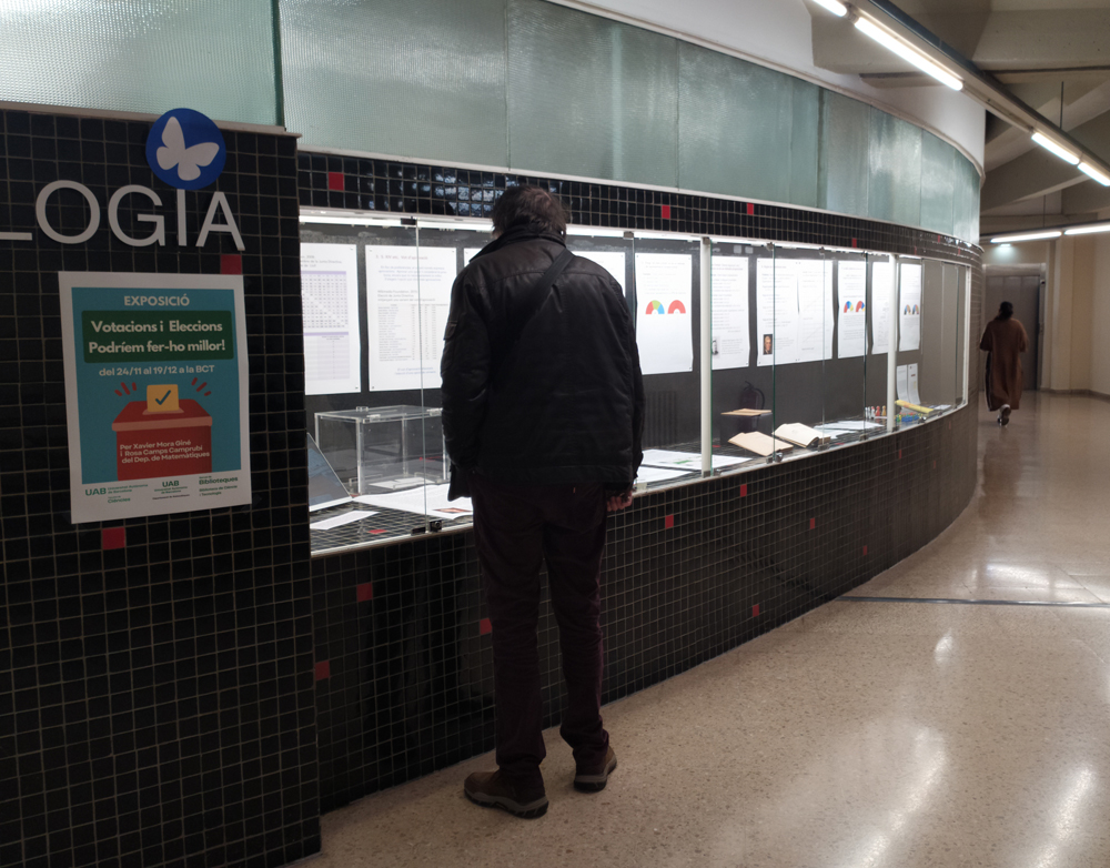 Visitant de l’exposició, a l’espai de vitrines de la Biblioteca