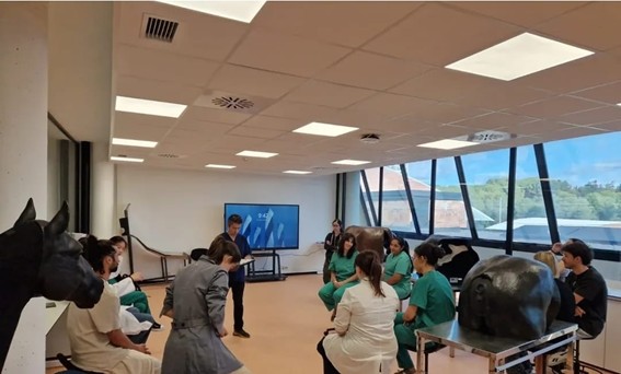 Fotografia de docència a l'aula de simulació