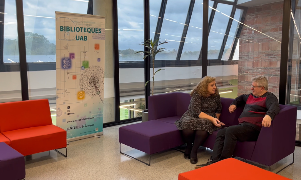 Sala amb sofas a la Biblioteca de Veterinària de la UAB, on estan asseguts en Vicenç Allué i la Montse Catafal