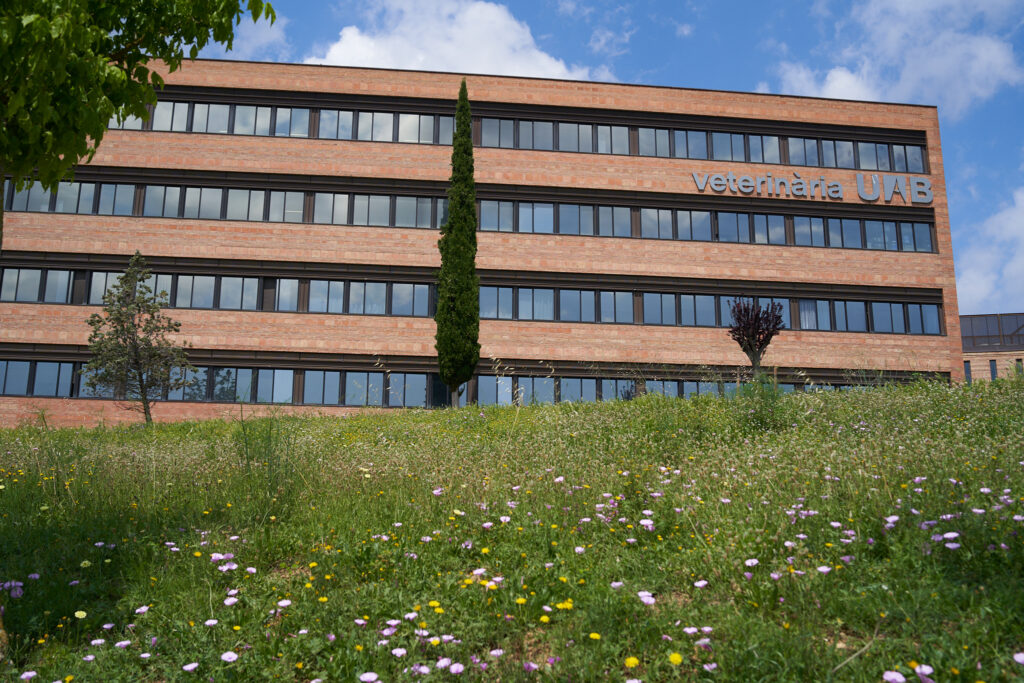 Imatges de la facultat de veterinària per fora i per dins