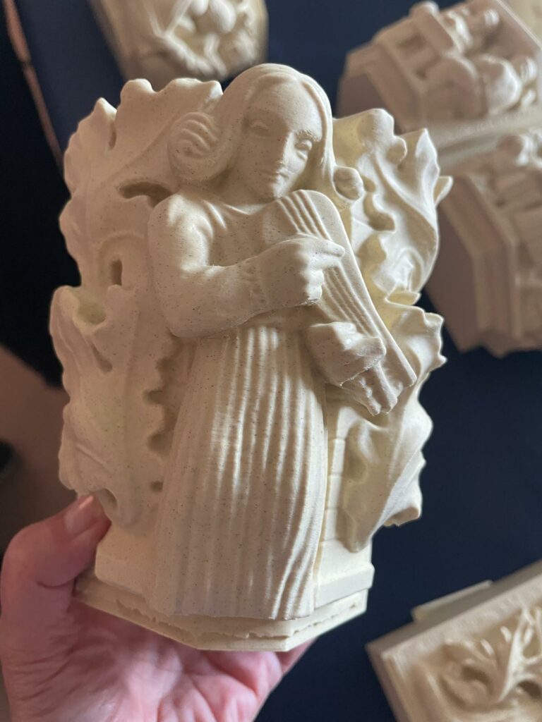 Reproducció digital dels capitells de Pere Jou al Palau Maricel, Sitges