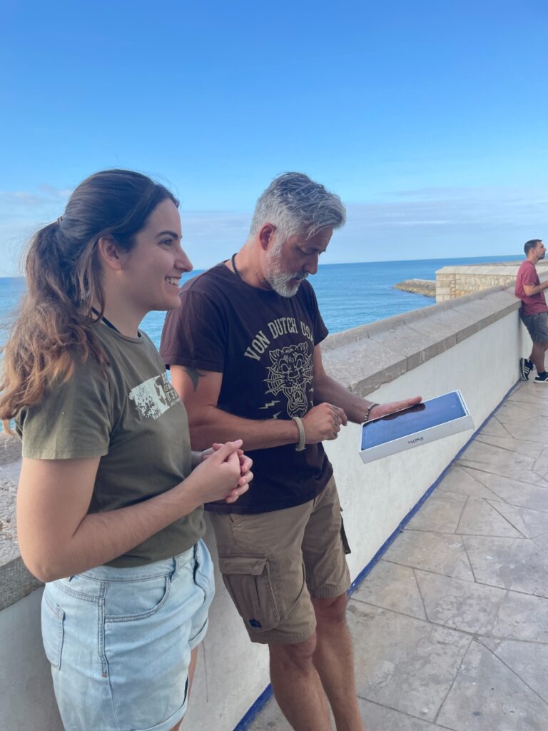 Lucia Ponce i Oriol Vicente digitalitzant la façana del Palau Maricel amb Leika BLK 360.