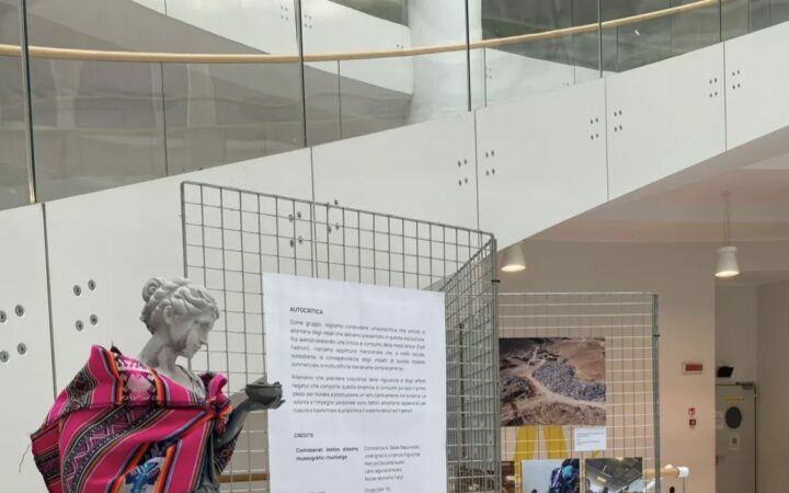 L’exposició “Traces Postcolonials del Fast                                   Fashion” itinera a la Universitat de Torí
