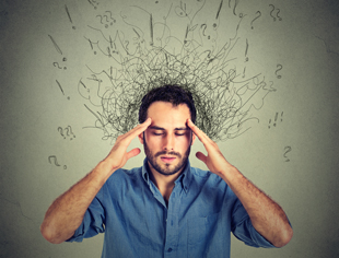 Imatge d'un home amb les mans al cap i un garbuix al seu voltant