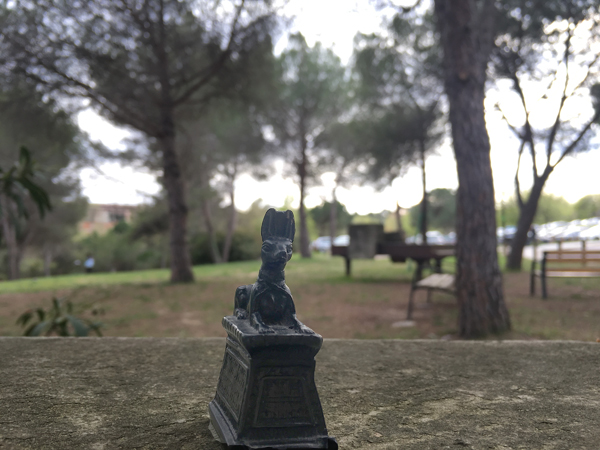 Figura d'Anubis a la palça Acadèmica de la UAB