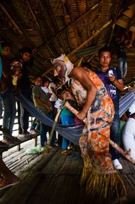 Imagen. Ritual de pubertat tikuna a Puerto Esperanza, Amazonas (2014). Foto Eliana Herrea Huérfano